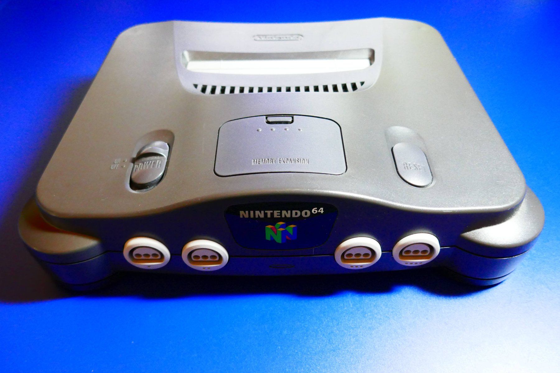 Nintendo Console: Nintendo 64 avec Jumper Pak et Câbles – Usato da Vuarrens venduto da Espace-Retro 1
