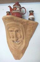 urchige Wandkonsole aus Holz mit echten Zähnen