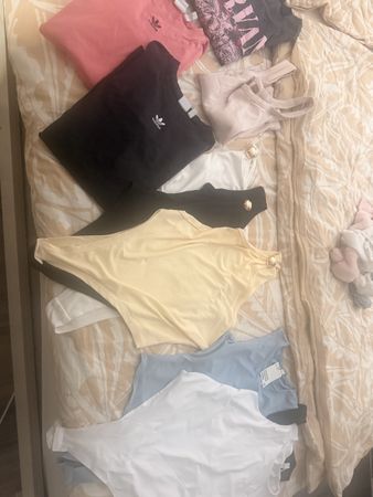 Set mit Bodys & Shirts Gr.M/L