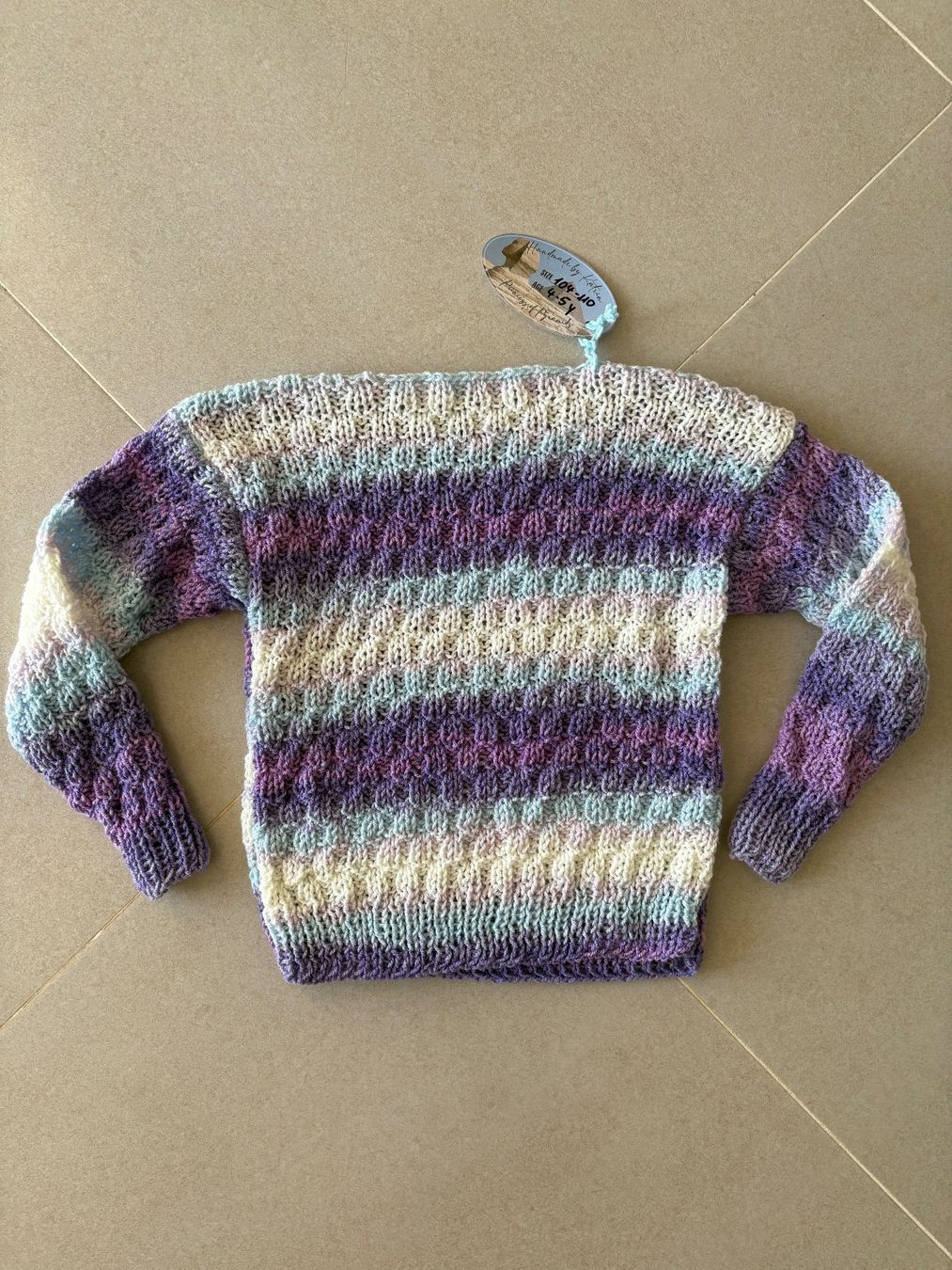 Maglioni & Felpe: Handgestrickter Pullover Streifen Grösse 104-110 neu – Nuovo e nell'imballaggio originale da Basel venduto da Tierschutz-Flohmi