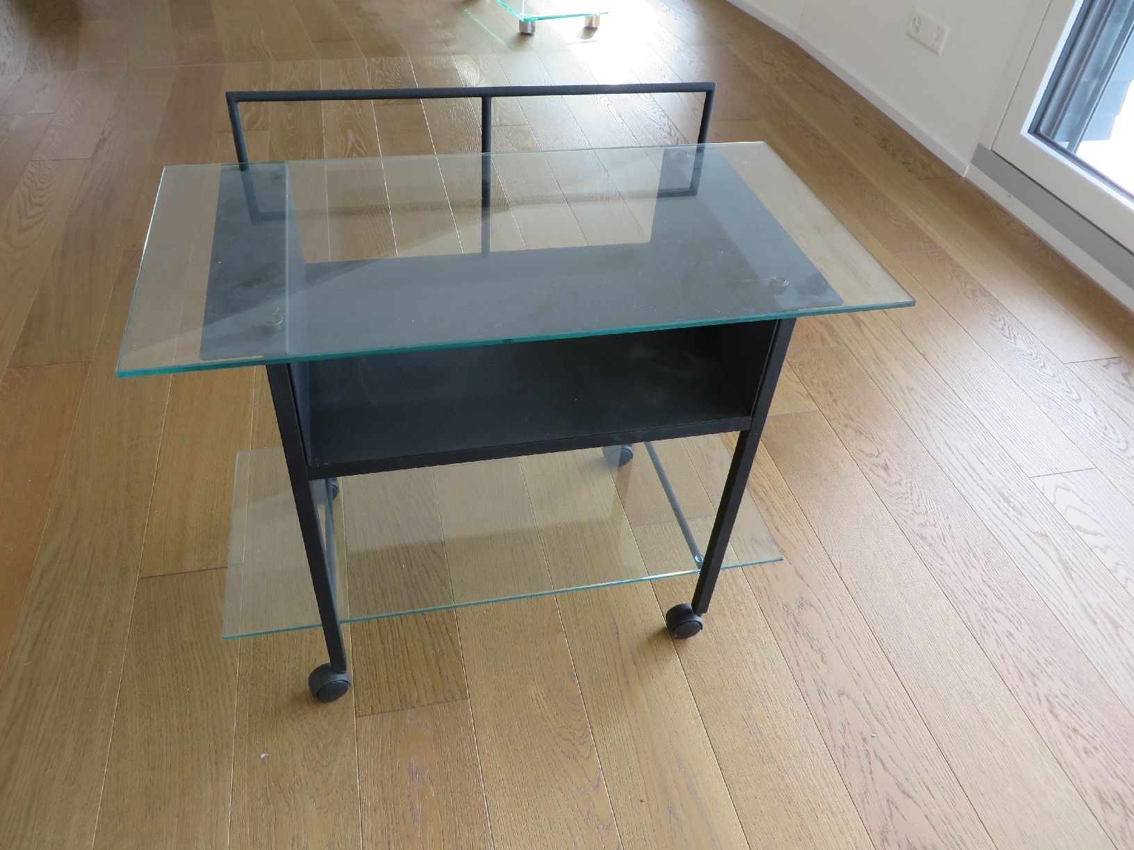 Tables: Tisch mit Glas platte – D'occasion à Walchwil par sev_9nl5