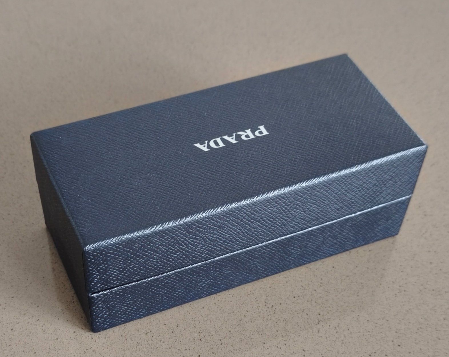 Prada Altro in  Abbigliamento & Accessori: Kleine schwarze Prada Box, strukturierte Optik – Usato da Zürich venduto da Tanteemma369 8