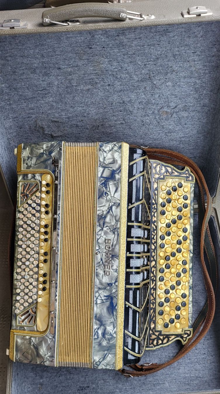 Strumenti musicali: Accordéon hohner  3 voix – Usato da Penthalaz venduto da EvandroLuz 4