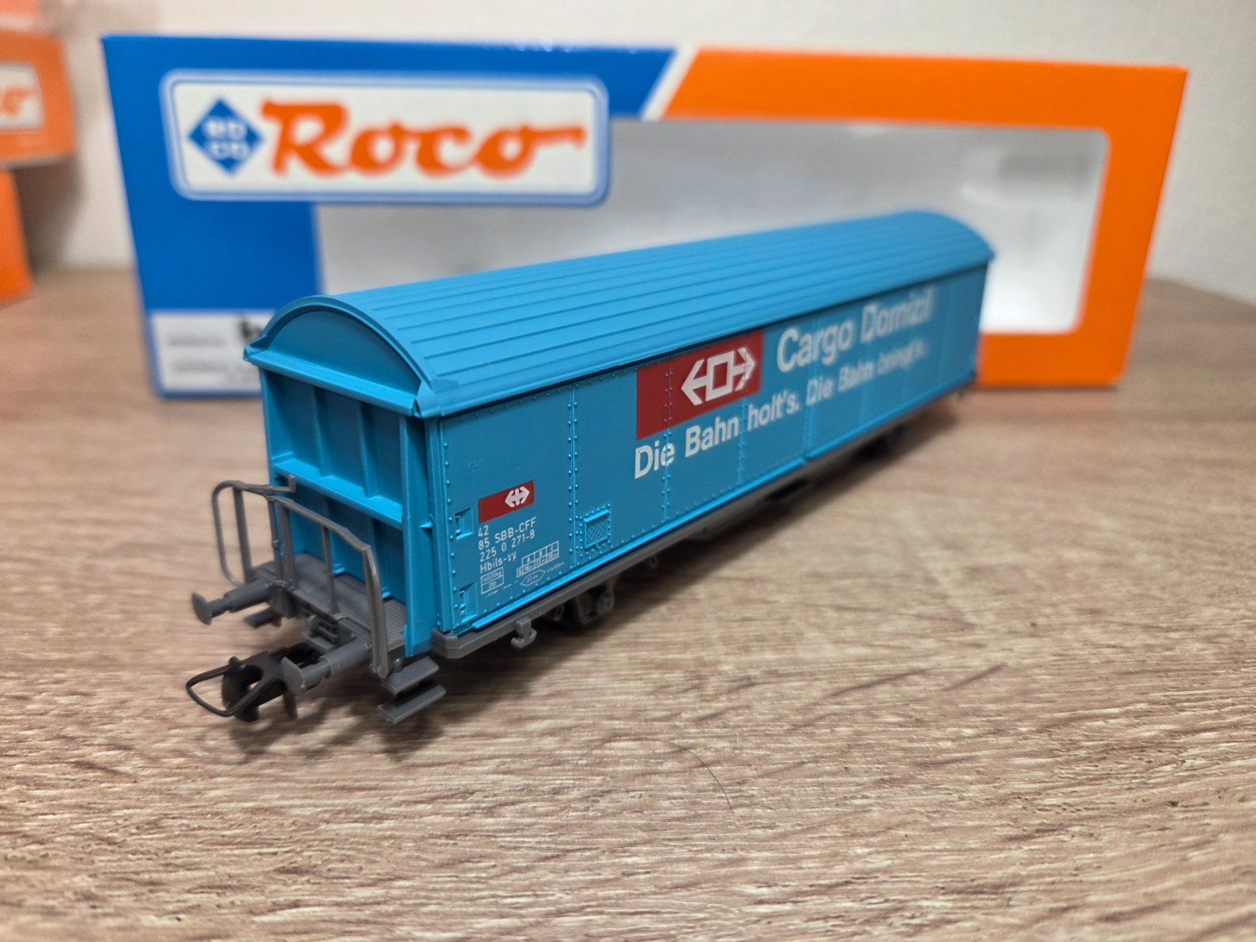 Roco Modellini di ferrovie: Roco 291034 Güterwagen Cargo SBB H0 – Nuovo e nell'imballaggio originale da St-Aubin-Sauges venduto da Lo_Go 2