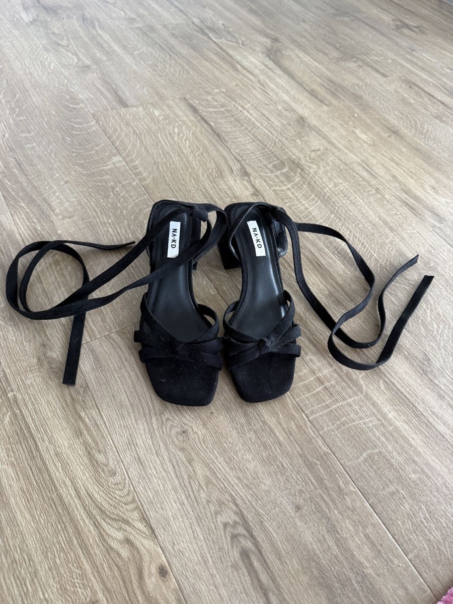 Na-kd Chaussures femmes: Sandalen NA-KD schwarz Grösse 39 – D'occasion à Zihlschlacht par momerlino