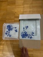 Eleganti piatti decorativi con motivi floreali blu. ✨🌸