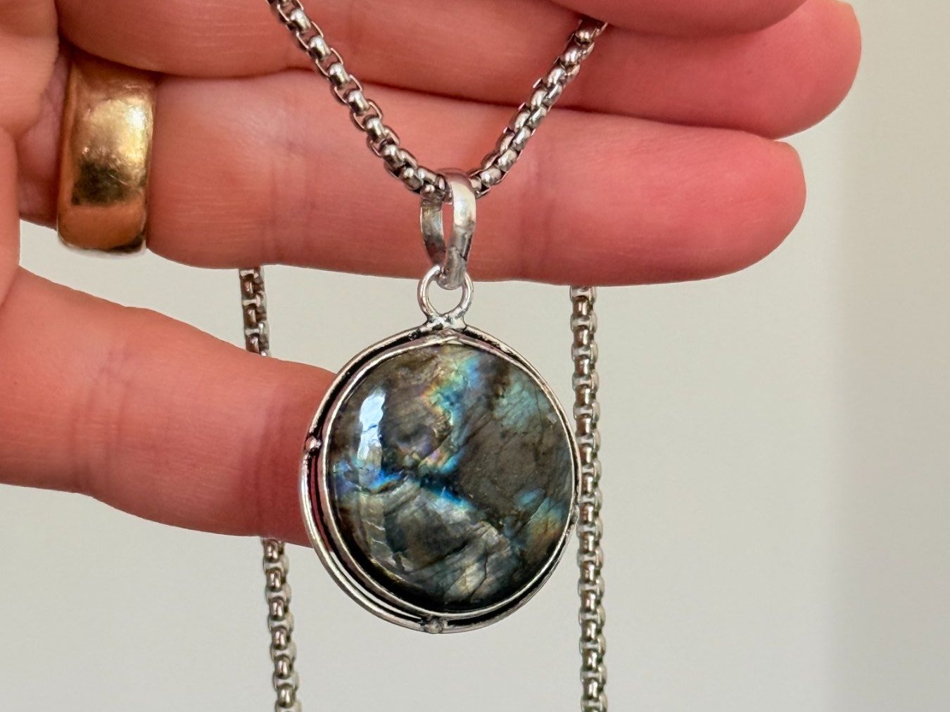 Ketten: Collier avec pendentif labradorite – Neu und originalverpackt aus Genève von AGBERG