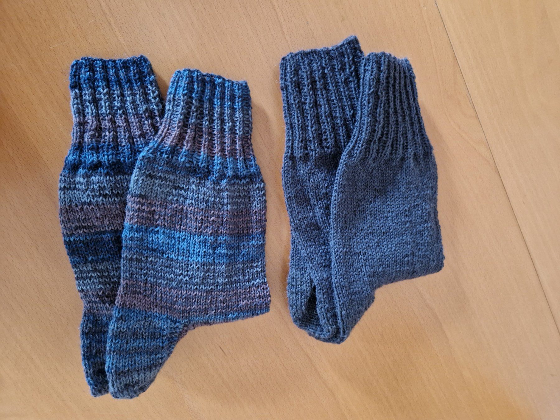 Calze: handgestrickte Socken Gr. 43,   2 Paar – Nuovo (secondo la descrizione) da Ursenbach venduto da gruenblau
