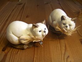 2 herzige, gemütliche Büsi mit Bastschleife und Glöckchen
