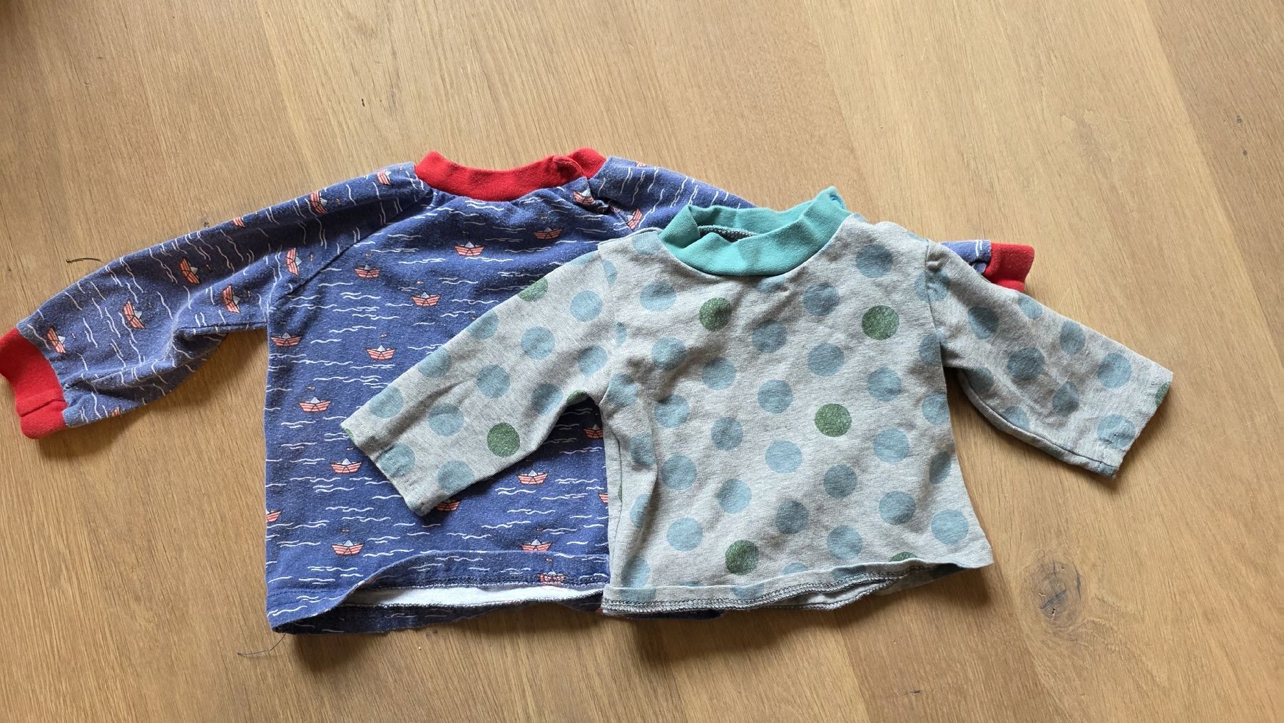Lotti di vestiti: Zwei Oberteile Gr. 62 – Usato da Wabern venduto da jsterls