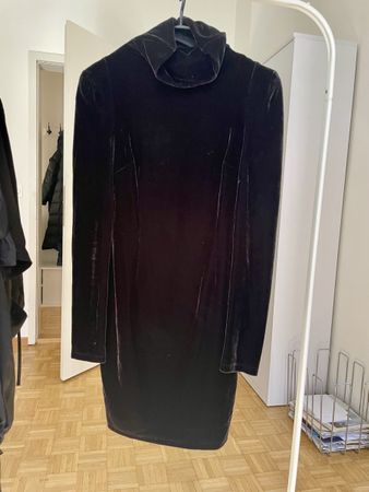 Guess Samtkleid, schwarz, Rollkragen, Schulterpolster Gr. ~S
