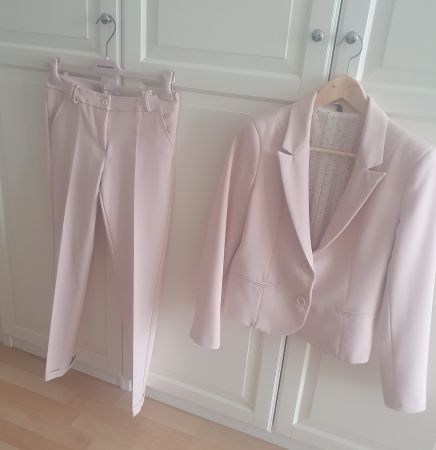 Neuwertiger Damen-Hosenanzug in zartem Rosa, Grösse XS/M