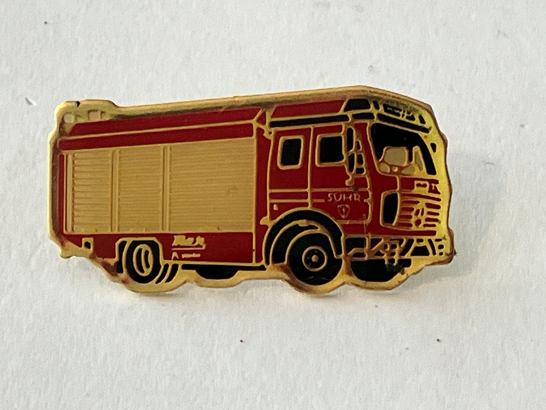Plaketten & Abzeichen: 1 Pin Feuerwehrauto Suhr – Gebraucht aus Basel von djwwpp