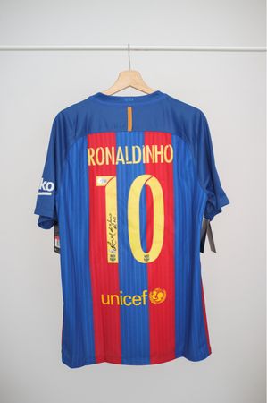 Signed Fc Barcelona 16/17 home kit Ronaldinho