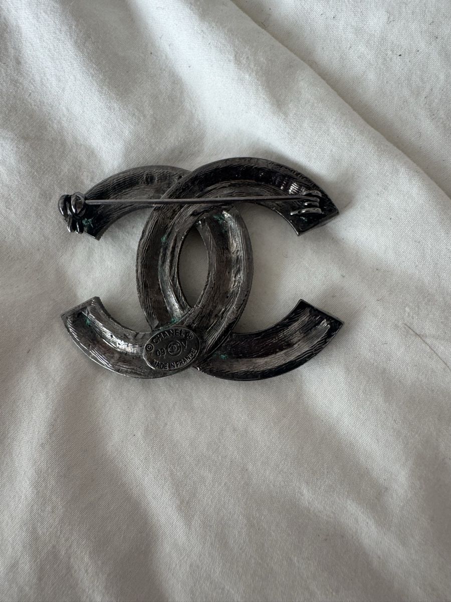 Chanel Broches & Aiguilles: Broche Chanel CC Strass Argenté – D'occasion à Genève par lejardindesvetements 1