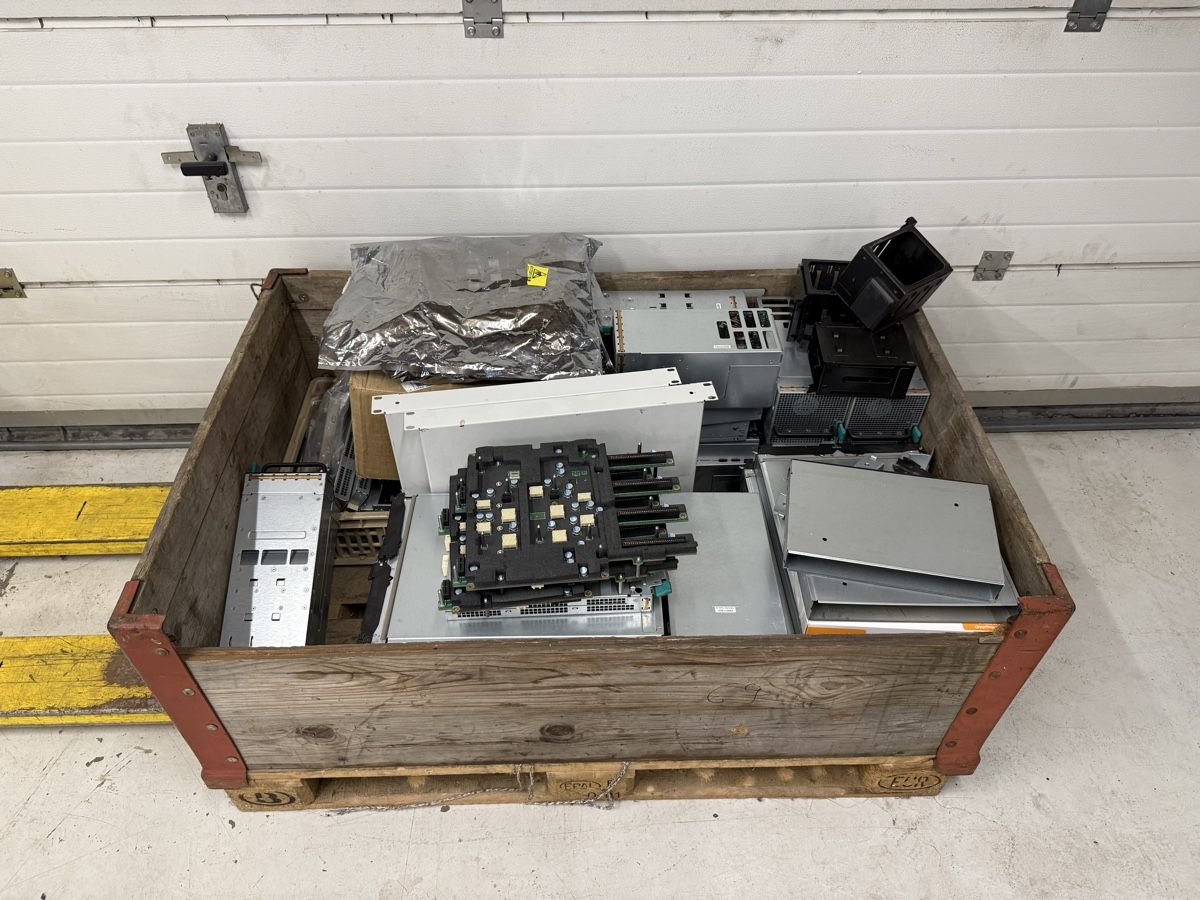 Server: Server Gehäuse Teile Festplatten RAM Konvolut – Usato da Amriswil venduto da nat_8mxt 6