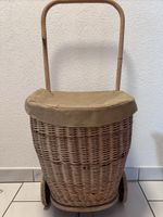 Vintage Einkaufswagen Korbgeflecht mit Schutzhaube