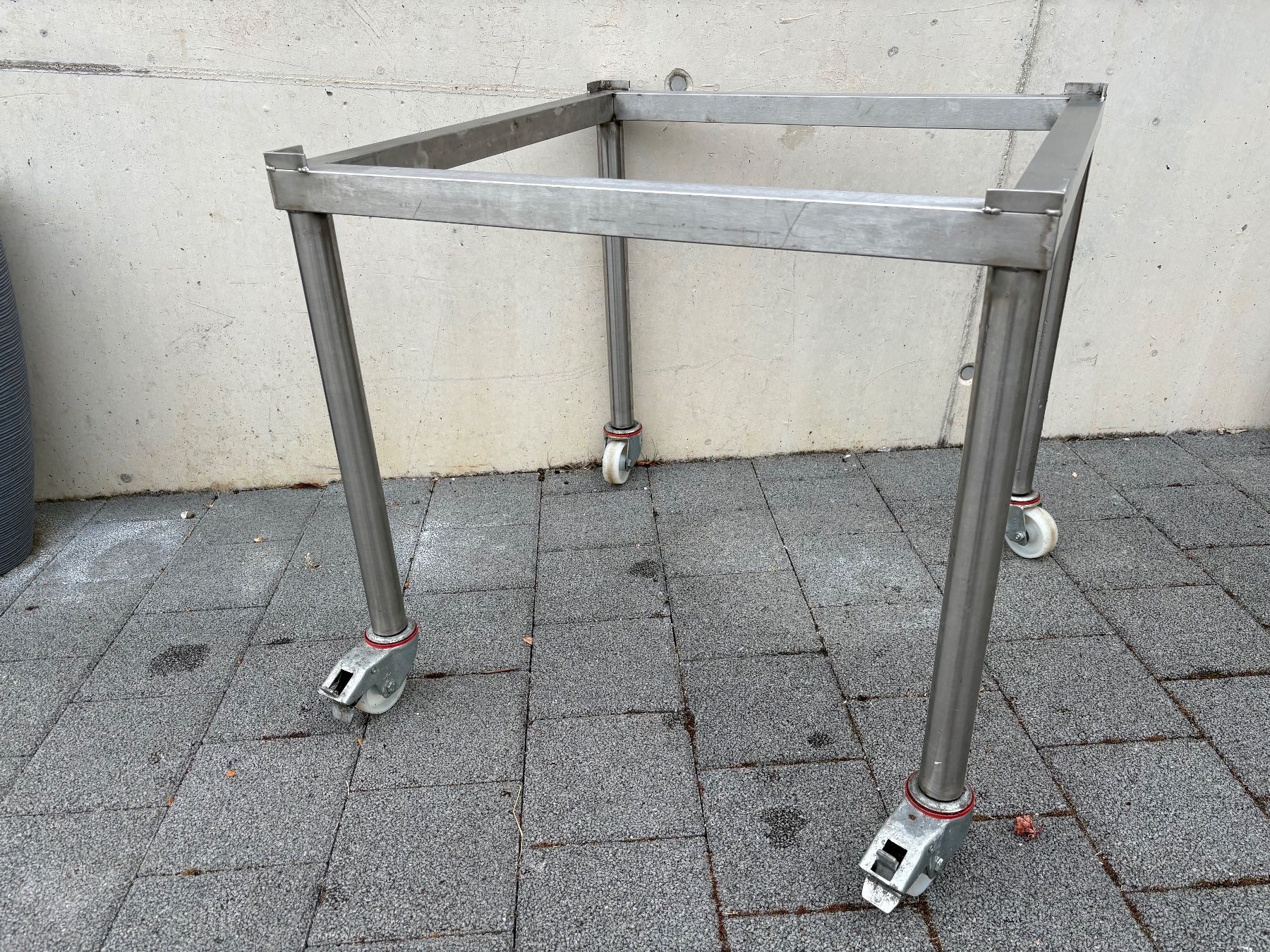 Werkbänke: Untergestell Edelstahl auf Rollen – Gebraucht aus Duggingen von Adrian01112