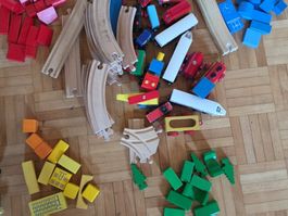 Treno in legno con piste e diversi cubi colorari