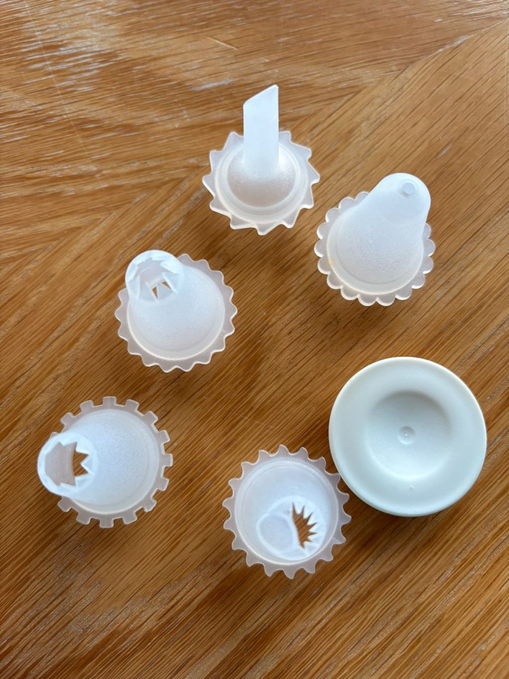Tupperware Elettrodomestici da cucina: Tupperware Garnierspritze blau mit 5 Aufsätzen gebraucht – Usato da Bergdietikon venduto da Esunny 1