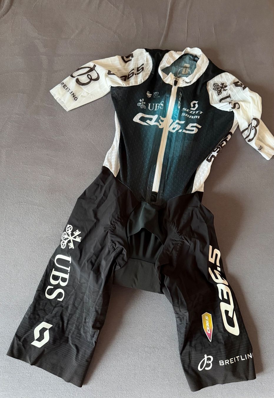 Canottiere & Pantaloni: Q36.5 Race Skinsuit Pro Team – Nuovo e nell'imballaggio originale da Weiningen TG venduto da Cycling02