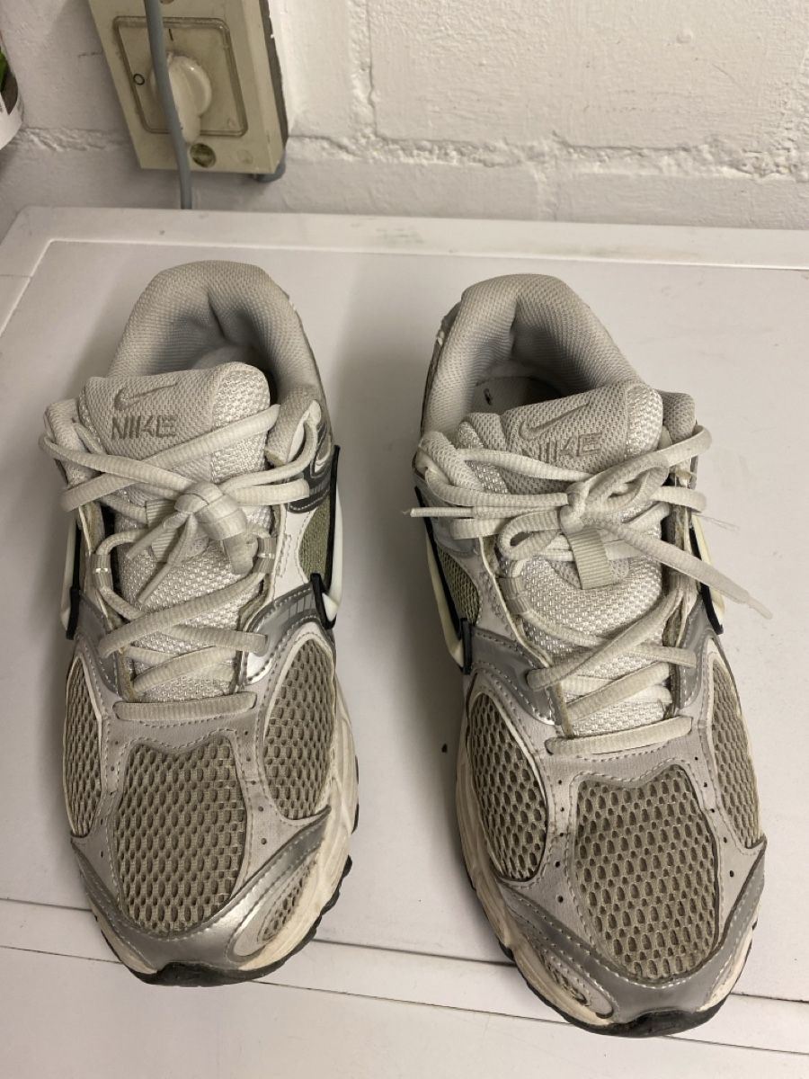 Nike Herrenschuhe: Nike V5 RNR Sneaker silbern Grösse 39, gebraucht – Gebraucht aus Gerlikon von citytiger 1
