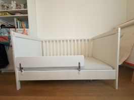 Baby-Kinderbett mit Matratze und Zubhör 