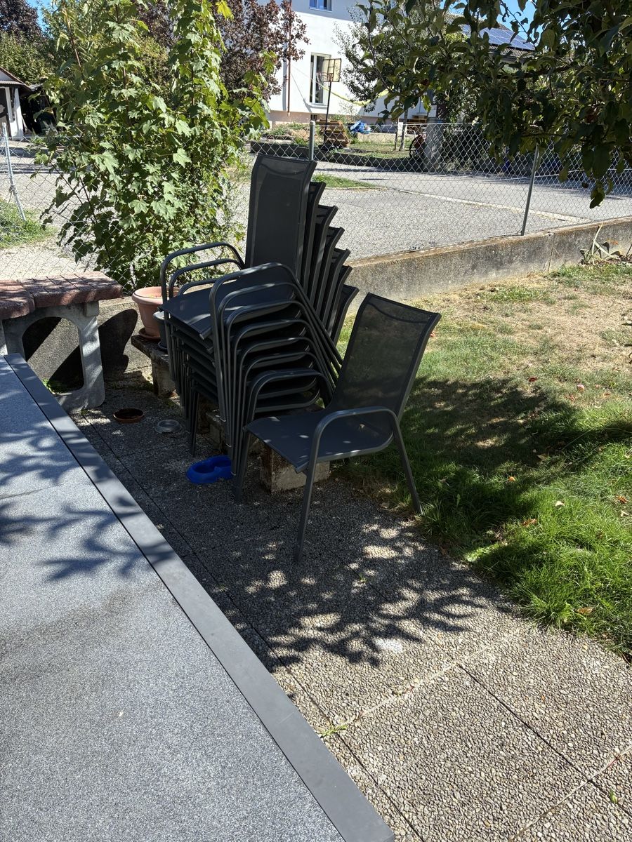 Set di tavolo e panche: Table extérieur avec 10 chaises  – Usato da Estavayer-le-Lac venduto da syl_8rh2 1