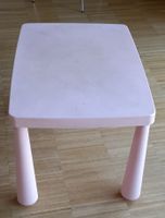 Kinderzimmertisch rosa, gebraucht. Inkl. 3 Stühle 