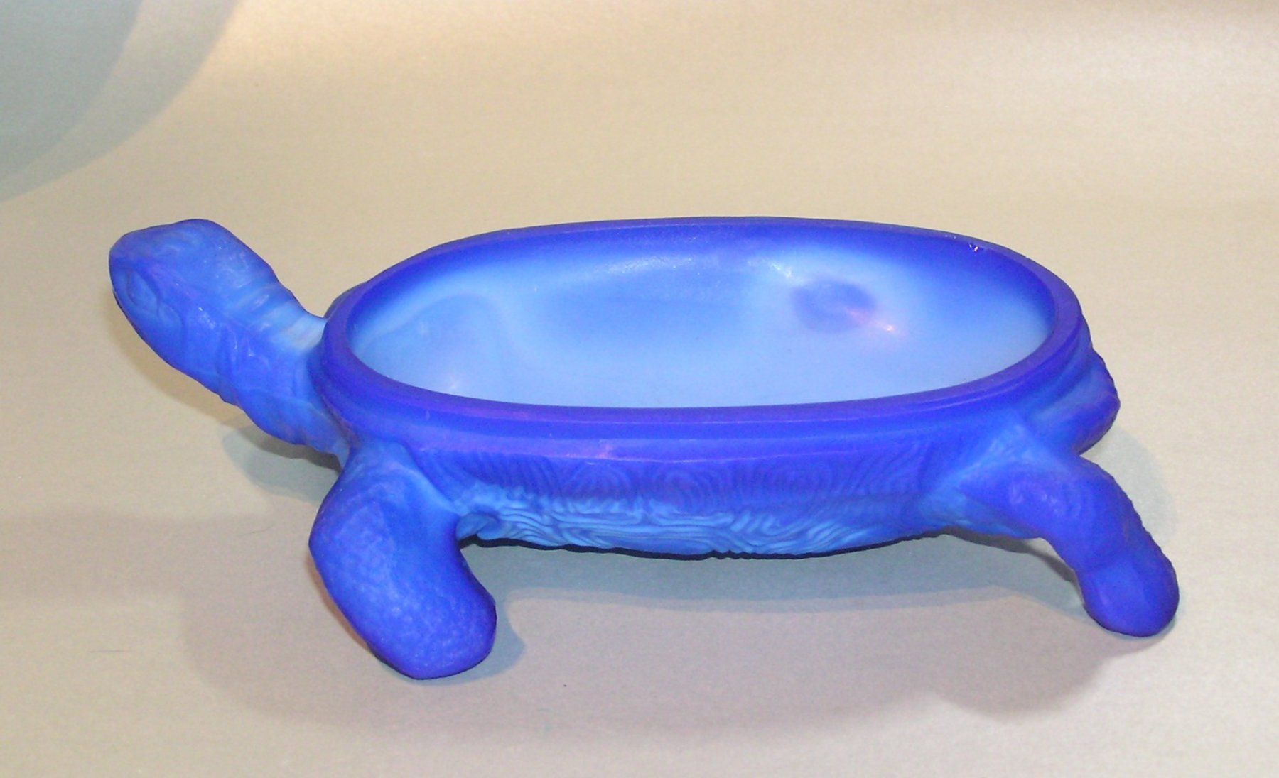 Figuren: Blaue Glas Bonboniere Schildkröte – Gebraucht aus Grenchen von Antique-hunter 4