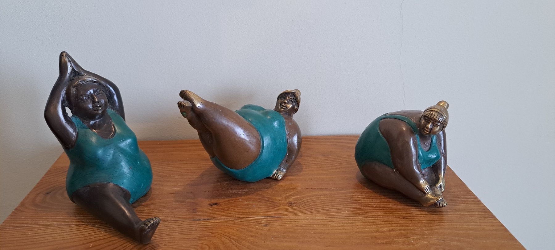 Statuette: Yoga trio statuettes en bronze – Nuovo e nell'imballaggio originale da St-Aubin-Sauges venduto da Rrrrrrrrrrr