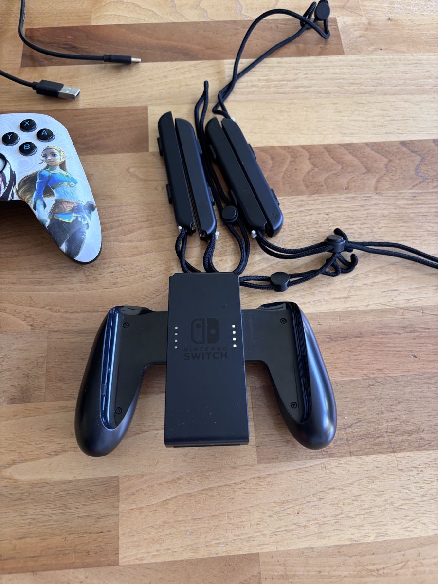 Nintendo Consoles: Switch avec manettes, support et manette Zelda – D'occasion à Courgenay par Mthunderball 3