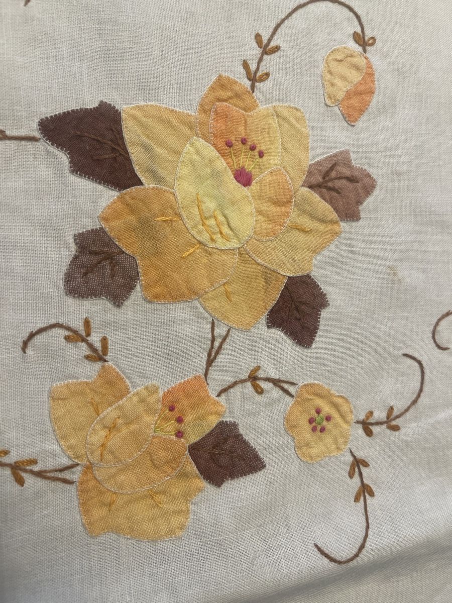 Sonstige Tischwäsche: Handgestickte Tischdecke Blütenmuster, Herbst! – Gebraucht aus Adliswil von JadrankaR 2