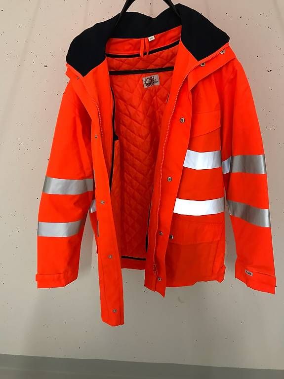 Giacche: Winterjacke mit orangen Innenfutter – Usato da Bätterkinden venduto da Murri01 1