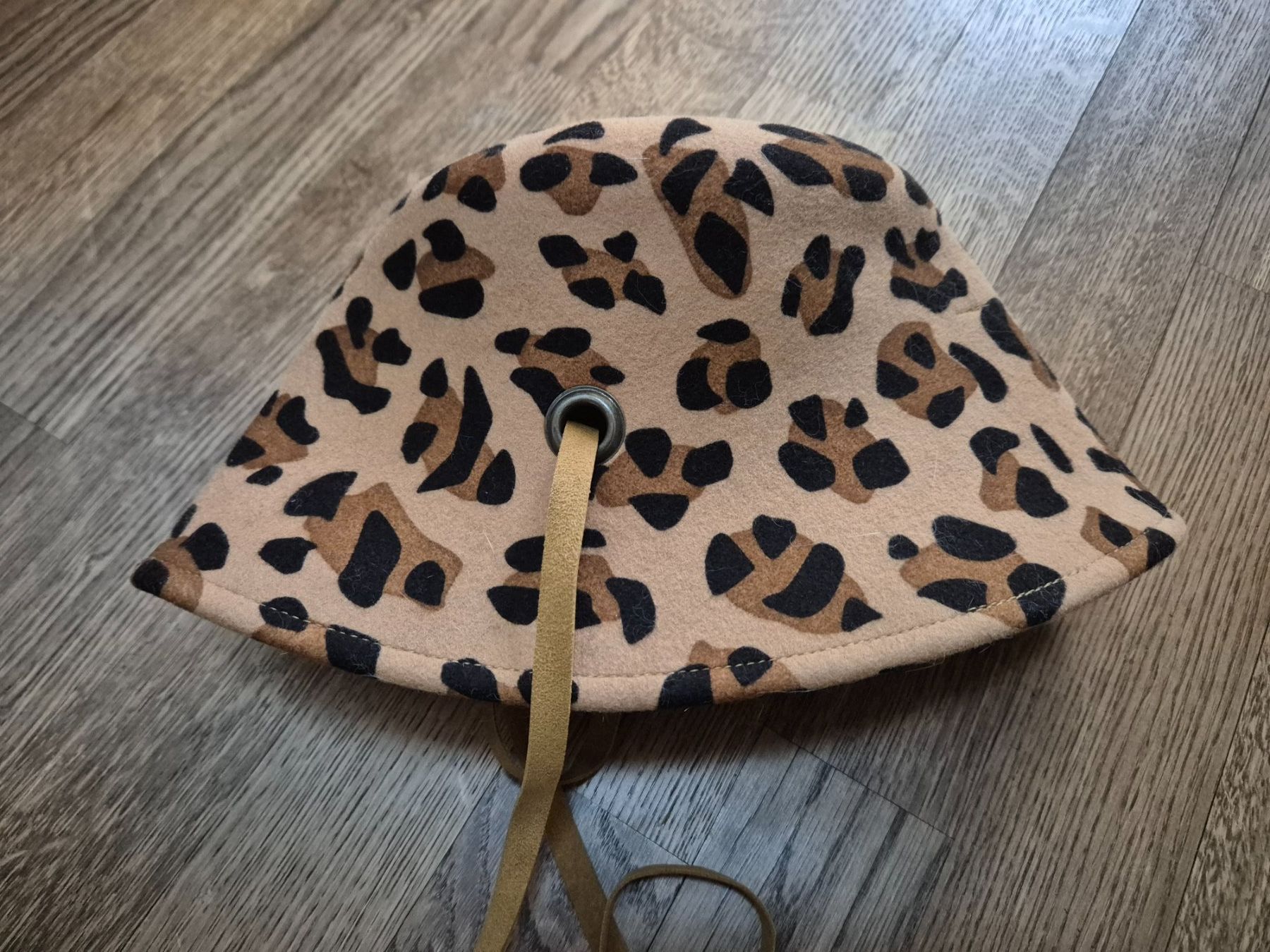 Chapeaux, bonnets & casquettes: Leopard bucket hat – Neuf (Voir description) à Zürich par monadiederich 2