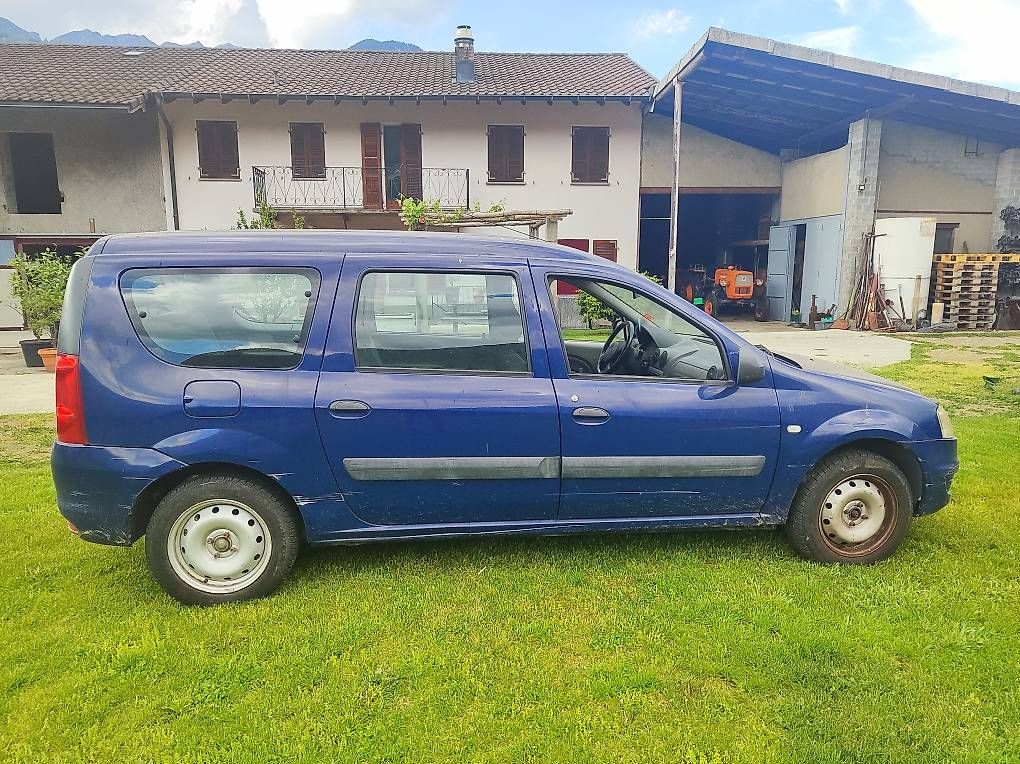 Dacia Autos: Dacia Logan 1.6, 7 posti, con gancio traino – Gebraucht aus Camorino von RF72 3