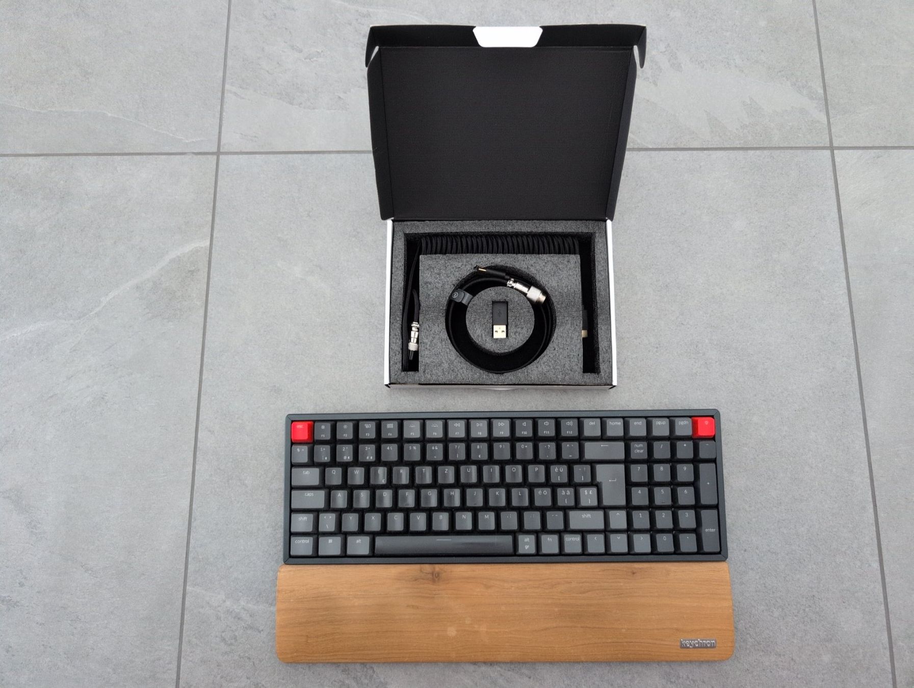 Keychron Tastaturen: Keychron K4 CH Mechanical Keyboard mit Holzarmauflage – Gebraucht aus Reitnau von BananaMoo