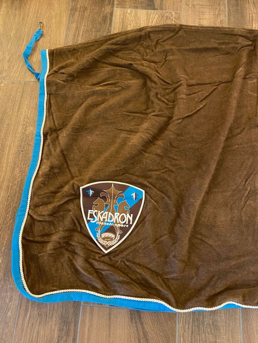 Eskadron Coperte & Accessori: Eskadron Fleecedecke / Abschwitzdecke Choco / Melange Neu – Nuovo e nell'imballaggio originale da Pratteln venduto da a23_j2gs 1