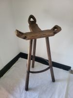 Barhocker aus Massivholz – handgefertigter Vintage-Stil