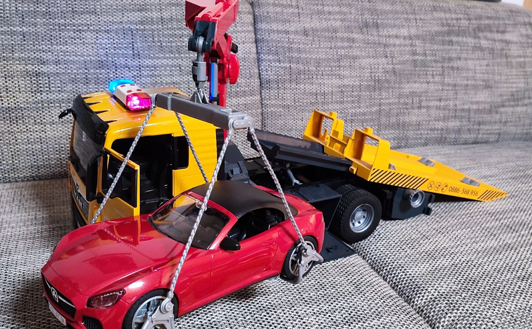 Bruder Giocattoli: Bruder Scania Abschlepp-LKW mit Roadster – Usato da Biberstein venduto da fre-sch 1