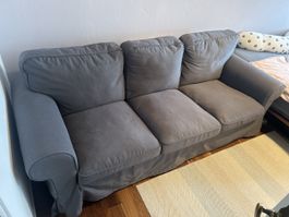 Gemütliches Sofa mit Hocker, grau - Top Zustand