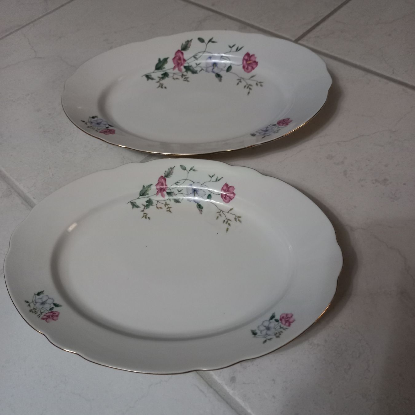 Geschirrsets: 2 Servierplatten mit Blumenmuster, Vintage Geschirr – Gebraucht aus Gossau ZH von jak_8pdw