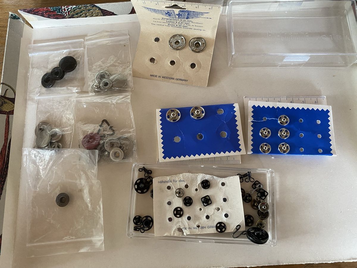 Kits de loisir créatif: Knöpfe, Knöpfe, Knöpfe  – D'occasion à Zimmerwald par Holzdata1 3