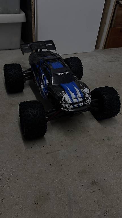 Traxxas RC Kits de montage: Traxxas E-Revo  1:8 brusless – D'occasion à Guntershausen par jan_y7yc