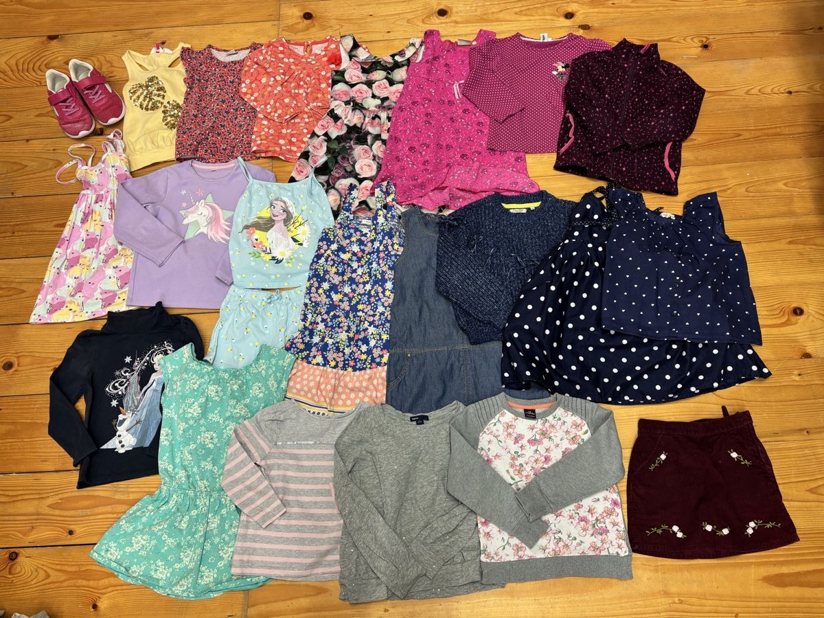 Lotti & Set di vestiti: Kleiderpaket Mädels, Grösse 110/116 – Usato da Büren an der Aare venduto da Nikito2001