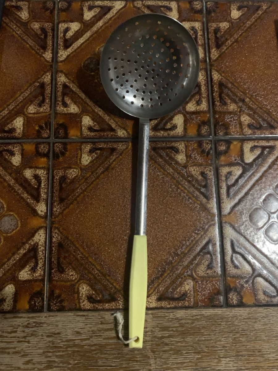 Set di posate: Lochkelle mit gelbem Griff – Usato da Bärschwil venduto da Ranron1970