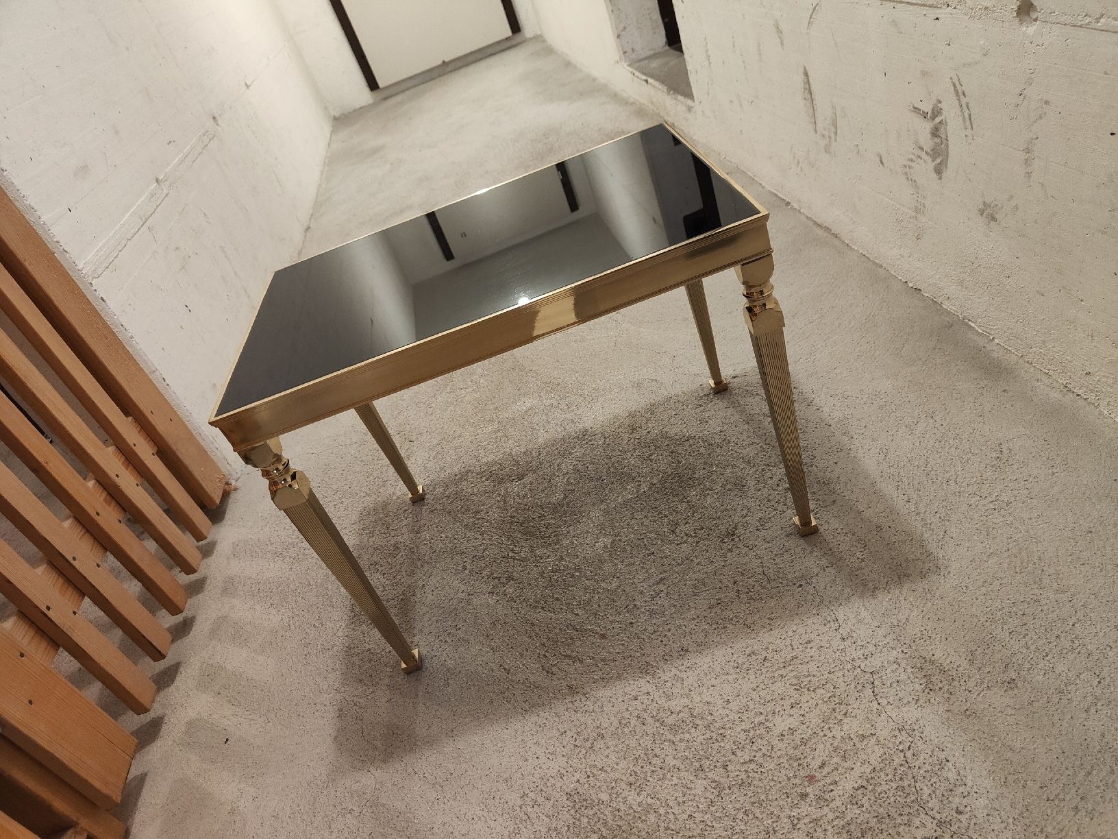 Goldener Glastisch mit schwarzer Glasplatte (Gebraucht) in Einsiedeln für CHF 30 – nur Abholung auf Ricardo kaufen