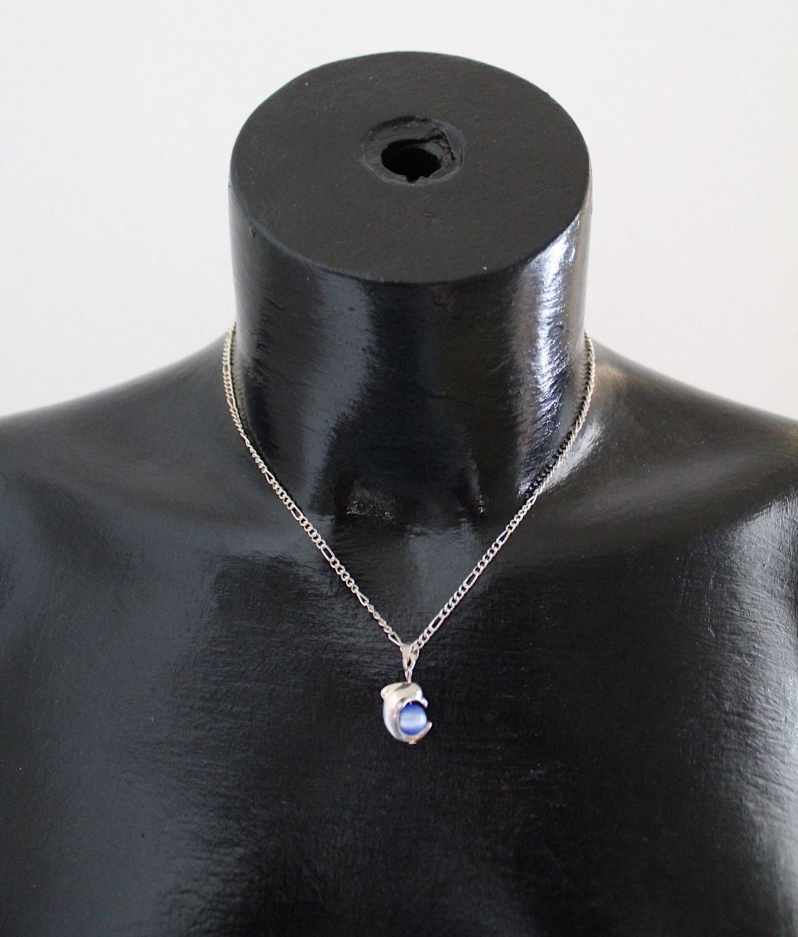 Catenine: Neu, Kette mit Delfin und Glasstein – Usato da Locarno venduto da madame-tus-sauds 5