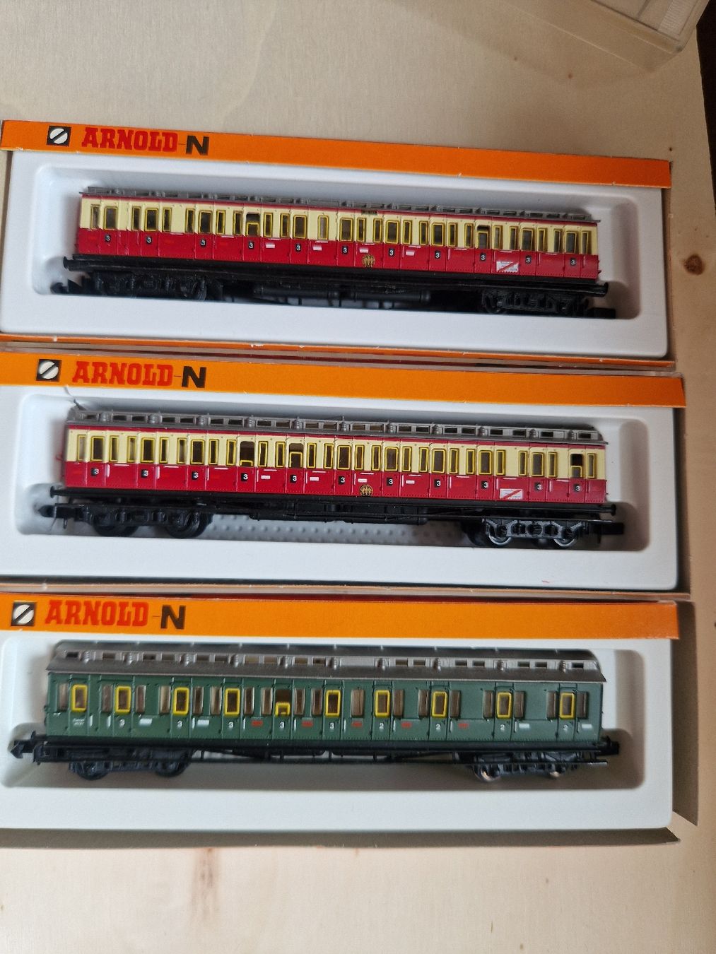 Arnold Modellini di ferrovie: 3 wagons voyageurs  – Usato da Neuchâtel venduto da allen07