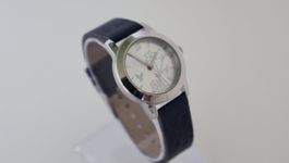 Neuwertige/ungetragen  Damen Uhr. läuft mit Garantie